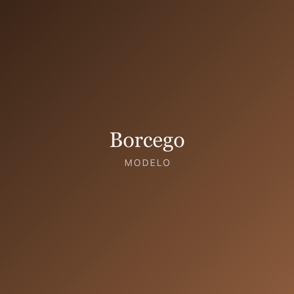 Borcego marrón de cuero engrasado sobre fondo claro.