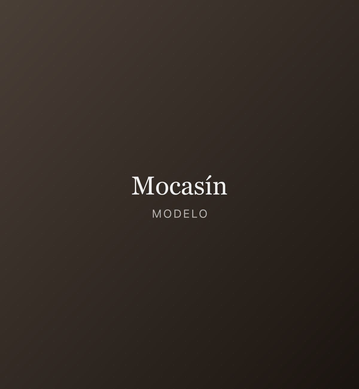 Mocasín de cuero marrón con borla, presentación de muestrario.