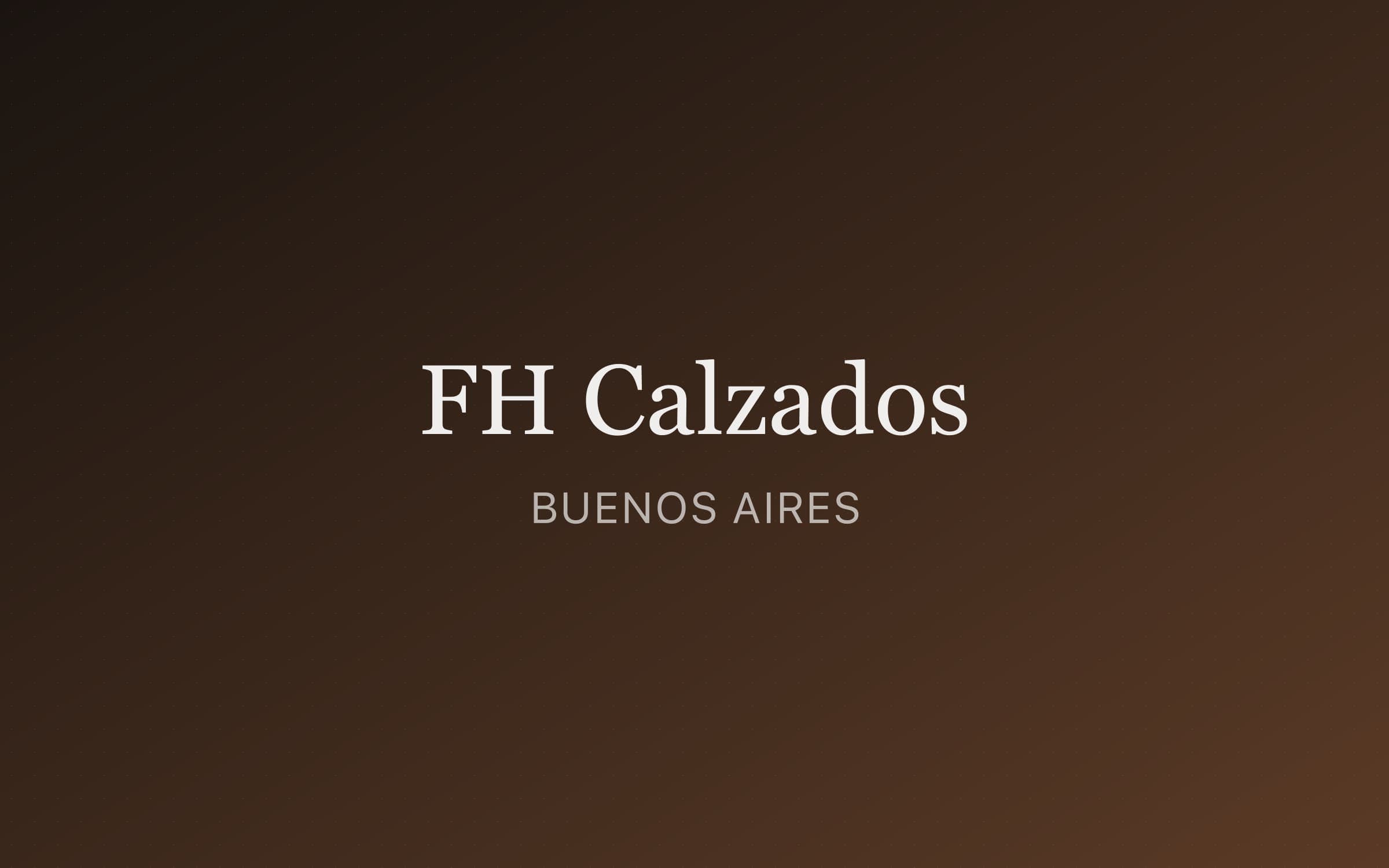 Detalle de cuero curtido siendo trabajado a mano en una fábrica de calzado de Buenos Aires.